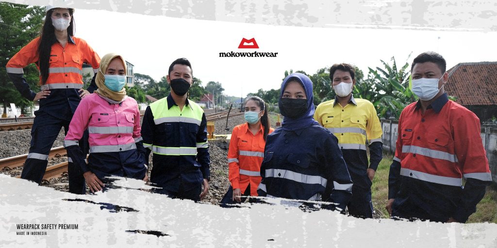 Tim karyawan menggunakan baju seragam kerja safety dan wearpack produksi Moko Workwear, layanan jasa pembuatan seragam kerja profesional di Indonesia