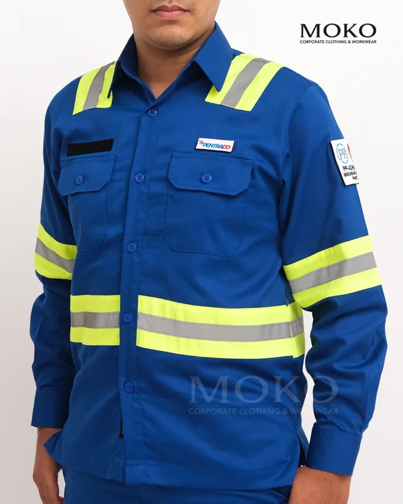 Seragam kerja lapangan Wearpack Safety warna biru dengan strip scotchlite, lengan panjang, custom logo Pentraco, produksi MOKO Garment